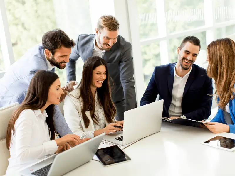Teilnehmende arbeiten gemeinsam an digitalen Themen